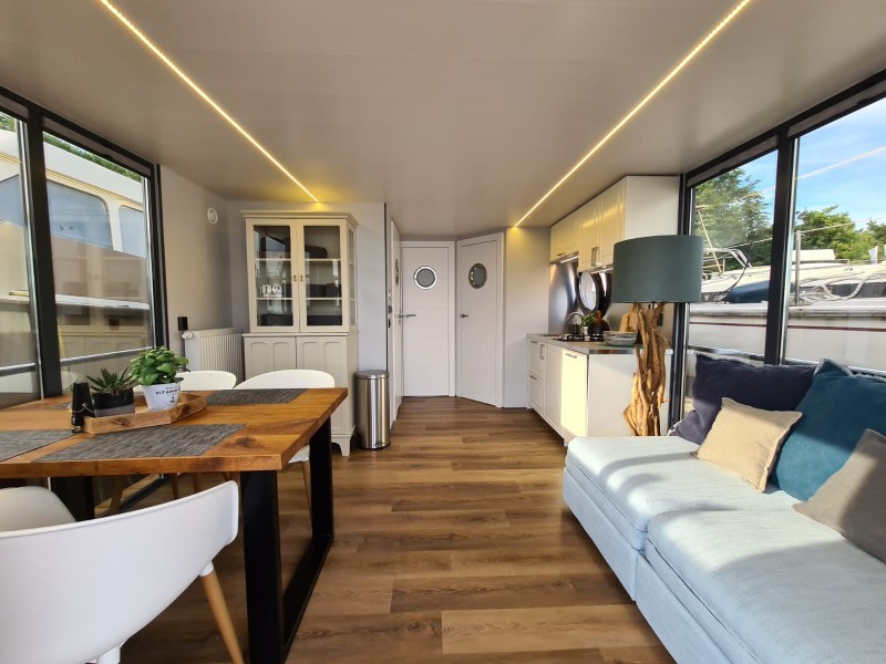 comfortklasse XL Otter Easy Houseboats woonkamer met eethoek web