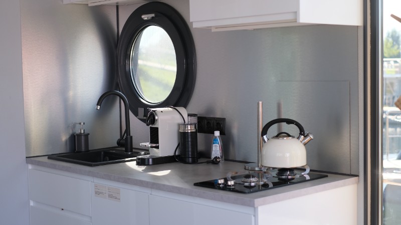 comfortklasse XL Otter Easy Houseboats keuken met raamuitzicht