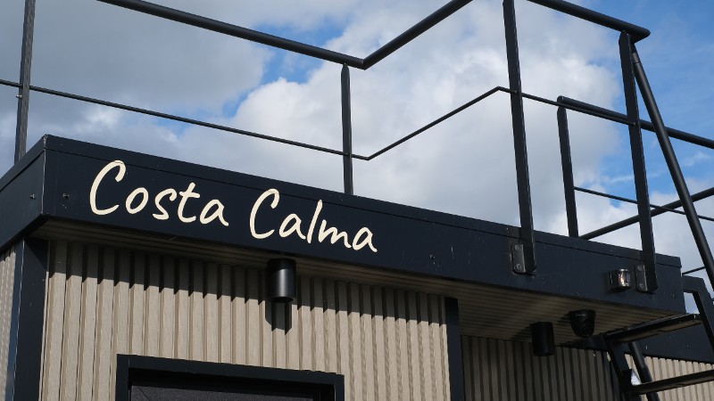 comfortklasse XL Otter Easy Houseboats keuken met raamuitzicht