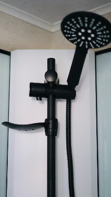 comfortklasse XL Otter Easy Houseboats keuken met raamuitzicht