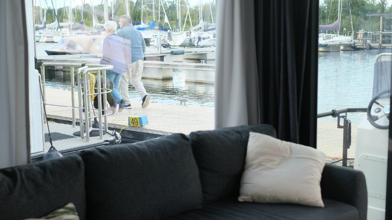 comfortklasse XL Otter Easy Houseboats keuken met raamuitzicht