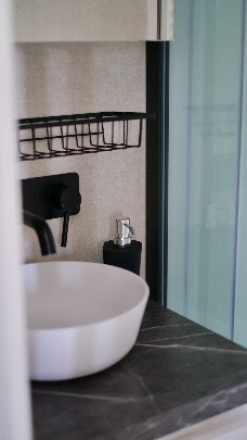 comfortklasse XL Otter Easy Houseboats keuken met raamuitzicht